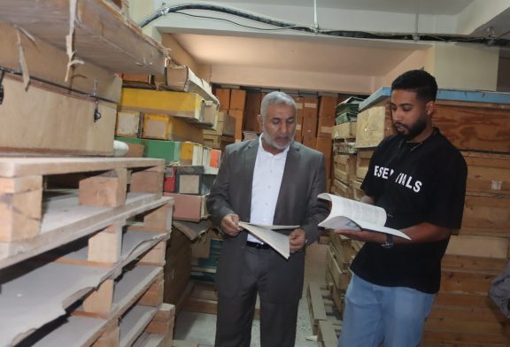 مدير عام المصلحة يقوم بجولة في مكتبة الخرائط بعد اعادة تنظيمها