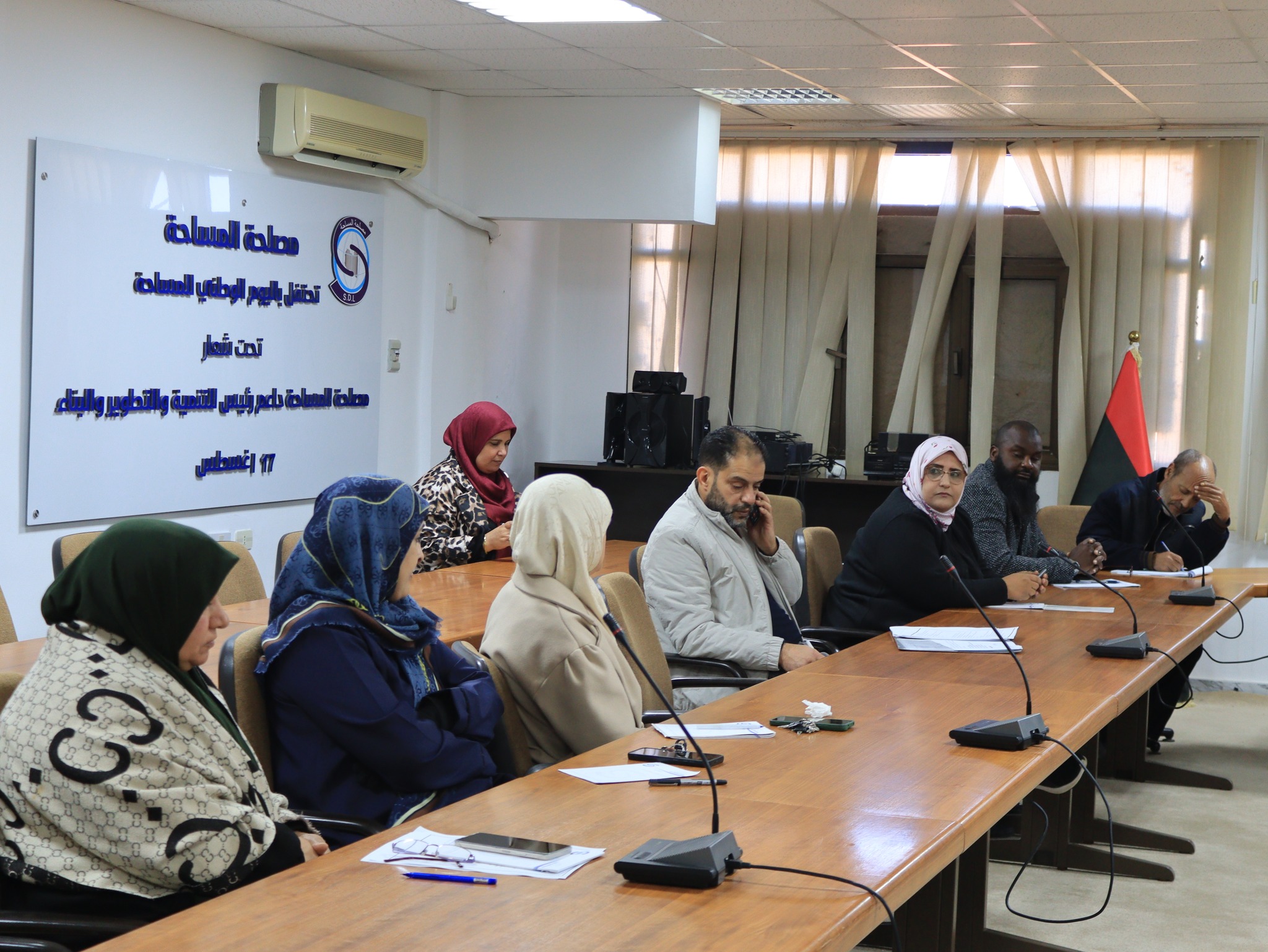 يوم الاثنين الموافق 2025/12/22 م عقد مديرعام مصلحة المساحة  اجتماع دوري ضم كل من مدراء الادارات والمكاتب ورؤوساء الأقسام  .